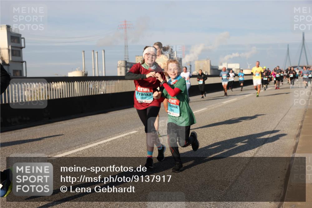 03.10.2025 - Köhlbrandbrückenlauf Lena Gebhardt http://msf.ph/oto/9137917 03.10.2025 09:55:46 Position 2 3500, 3499 meine-sportfotos.de