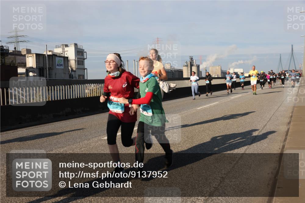 03.10.2025 - Köhlbrandbrückenlauf Lena Gebhardt http://msf.ph/oto/9137952 03.10.2025 09:55:47 Position 2 3500 meine-sportfotos.de