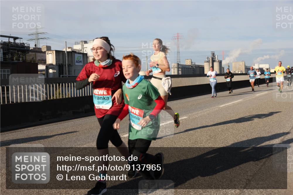 03.10.2025 - Köhlbrandbrückenlauf Lena Gebhardt http://msf.ph/oto/9137965 03.10.2025 09:55:47 Position 2 3500, 99 meine-sportfotos.de