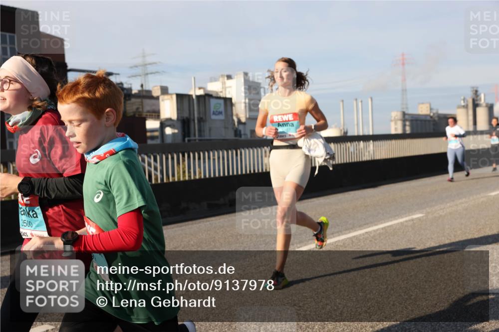 03.10.2025 - Köhlbrandbrückenlauf Lena Gebhardt http://msf.ph/oto/9137978 03.10.2025 09:55:47 Position 2 3500 meine-sportfotos.de