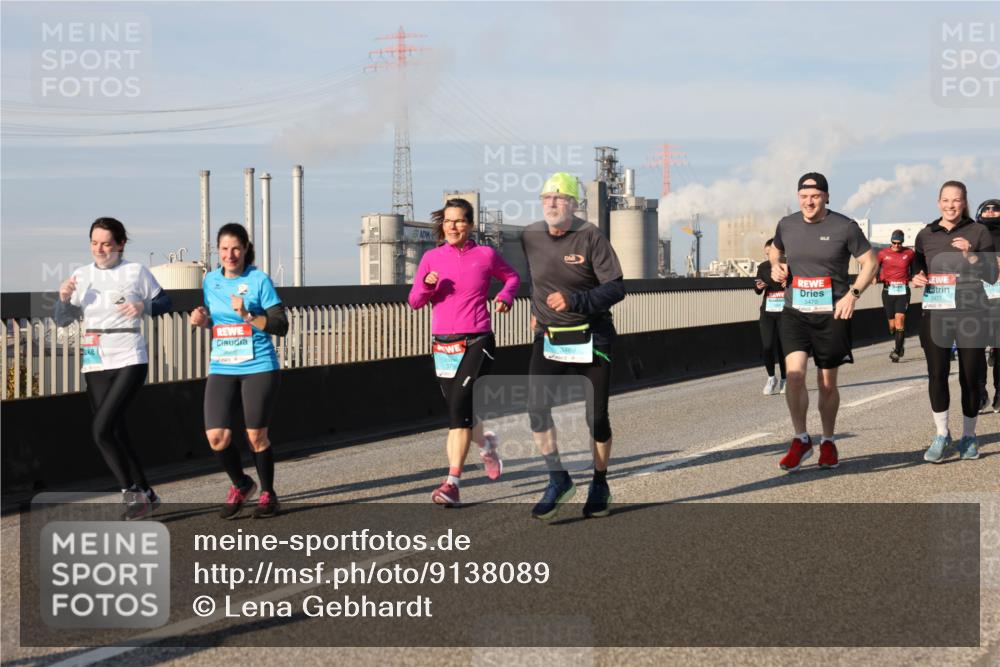 03.10.2025 - Köhlbrandbrückenlauf Lena Gebhardt http://msf.ph/oto/9138089 03.10.2025 09:55:53 Position 2 3469, 3470, 3471 meine-sportfotos.de