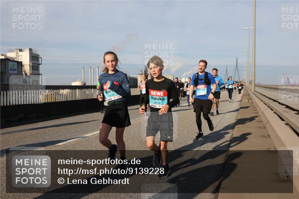 03.10.2025 - Köhlbrandbrückenlauf Lena Gebhardt http://msf.ph/oto/9139228 03.10.2025 09:56:54 Position 2 3220, 3219 meine-sportfotos.de