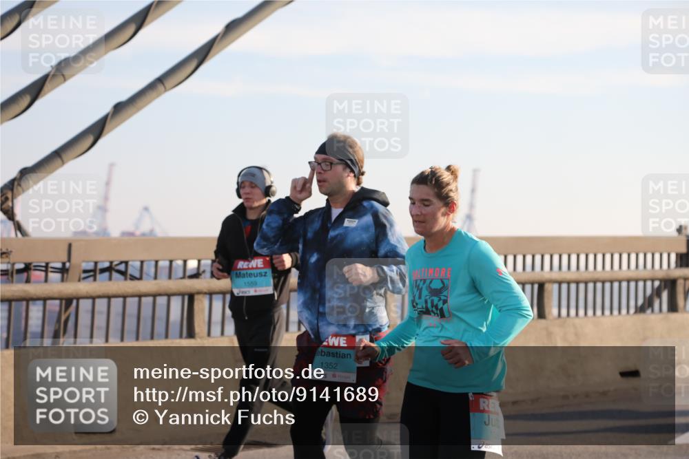 03.10.2025 - Köhlbrandbrückenlauf Yannick Fuchs http://msf.ph/oto/9141689 03.10.2025 08:26:47 Position 2 1559, 1352, 1356 meine-sportfotos.de