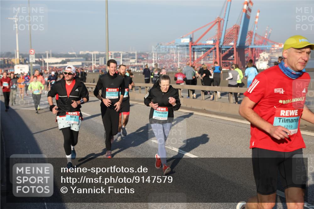 03.10.2025 - Köhlbrandbrückenlauf Yannick Fuchs http://msf.ph/oto/9147579 03.10.2025 08:38:40 Position 2 1130, 1368, 1284, 1219 meine-sportfotos.de