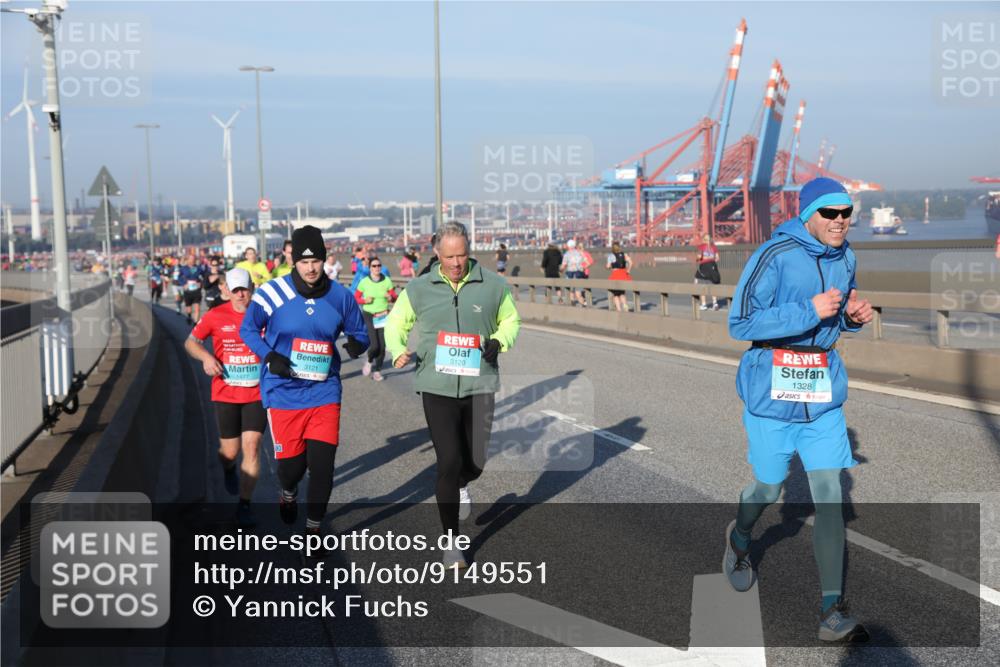 03.10.2025 - Köhlbrandbrückenlauf Yannick Fuchs http://msf.ph/oto/9149551 03.10.2025 08:41:14 Position 2 1477, 3121, 3120, 1328 meine-sportfotos.de