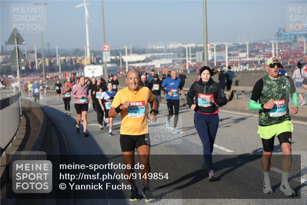 03.10.2025 - Köhlbrandbrückenlauf Yannick Fuchs http://msf.ph/oto/9149854 03.10.2025 08:41:37 Position 2 1111, 1428, 1449, 1346 meine-sportfotos.de