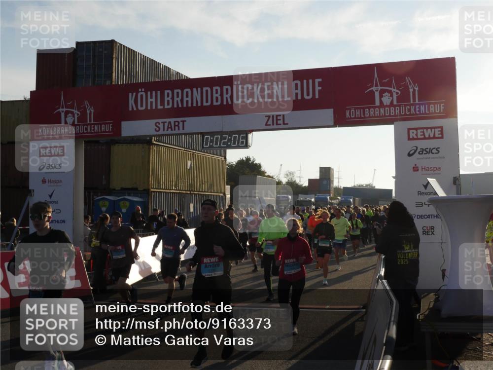 03.10.2025 - Köhlbrandbrückenlauf Matties Gatica Varas http://msf.ph/oto/9163373 03.10.2025 09:02:08 Ziel  meine-sportfotos.de
