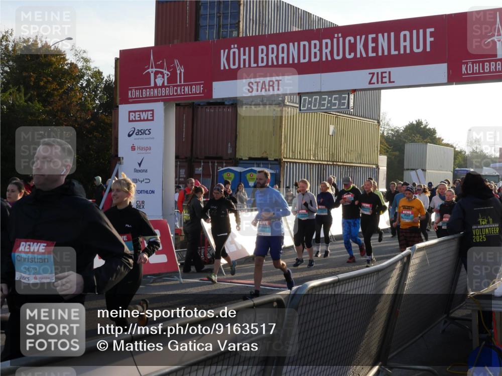 03.10.2025 - Köhlbrandbrückenlauf Matties Gatica Varas http://msf.ph/oto/9163517 03.10.2025 09:03:55 Ziel  meine-sportfotos.de