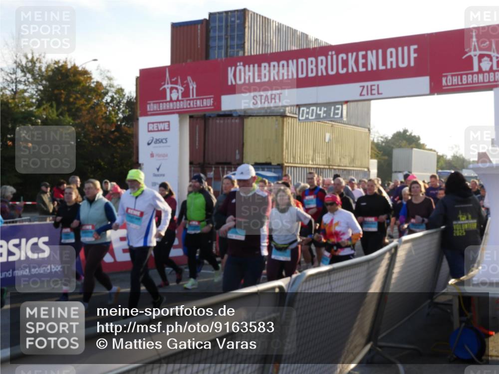 03.10.2025 - Köhlbrandbrückenlauf Matties Gatica Varas http://msf.ph/oto/9163583 03.10.2025 09:04:15 Ziel  meine-sportfotos.de