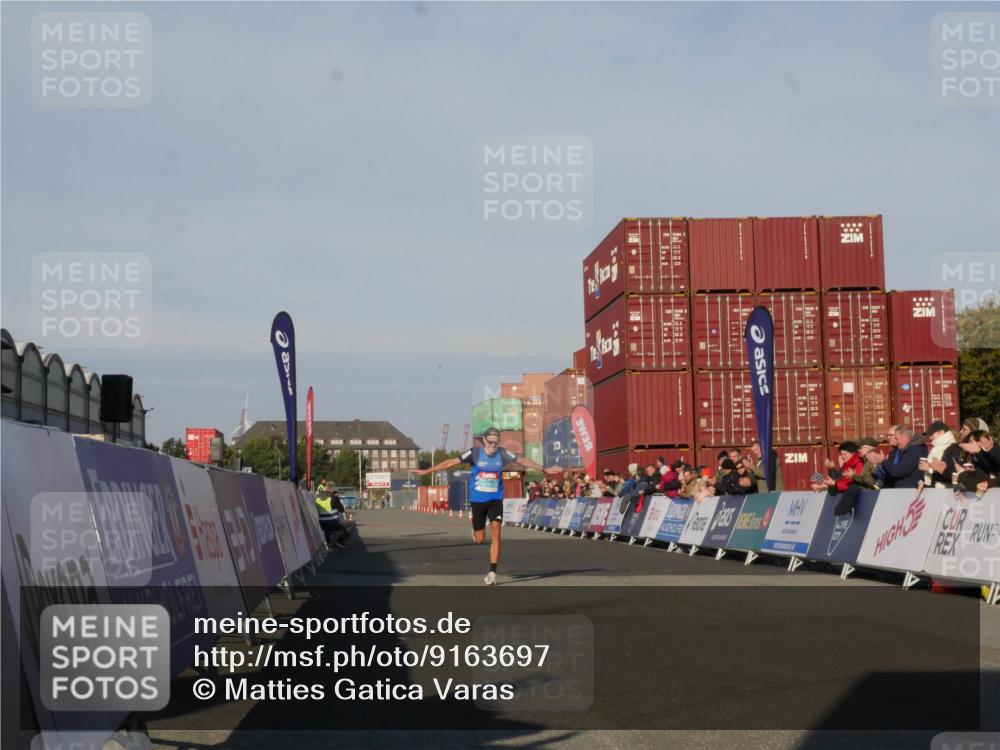 03.10.2025 - Köhlbrandbrückenlauf Matties Gatica Varas http://msf.ph/oto/9163697 03.10.2025 09:44:00 Ziel 3247 meine-sportfotos.de