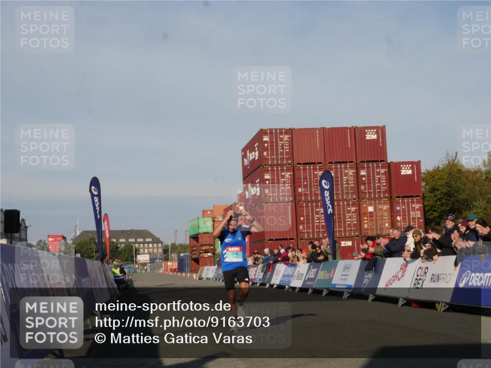03.10.2025 - Köhlbrandbrückenlauf Matties Gatica Varas http://msf.ph/oto/9163703 03.10.2025 09:44:02 Ziel 3247 meine-sportfotos.de
