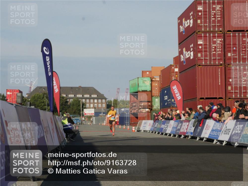 03.10.2025 - Köhlbrandbrückenlauf Matties Gatica Varas http://msf.ph/oto/9163728 03.10.2025 09:45:08 Ziel 3590 meine-sportfotos.de