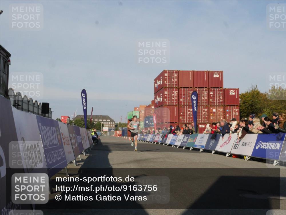 03.10.2025 - Köhlbrandbrückenlauf Matties Gatica Varas http://msf.ph/oto/9163756 03.10.2025 09:45:41 Ziel 3782 meine-sportfotos.de