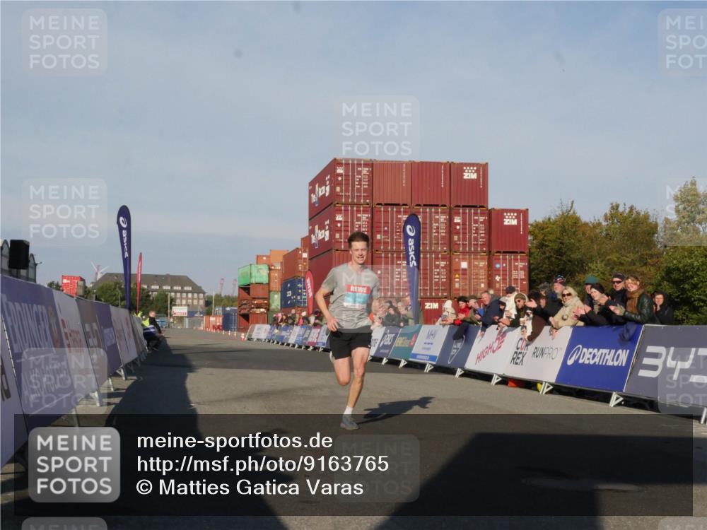 03.10.2025 - Köhlbrandbrückenlauf Matties Gatica Varas http://msf.ph/oto/9163765 03.10.2025 09:45:44 Ziel 3782 meine-sportfotos.de
