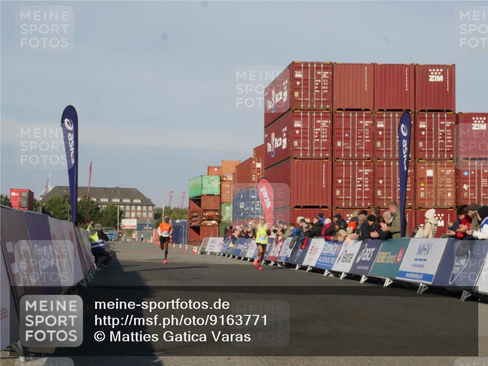 03.10.2025 - Köhlbrandbrückenlauf Matties Gatica Varas http://msf.ph/oto/9163771 03.10.2025 09:46:29 Ziel 3714, 3807 meine-sportfotos.de