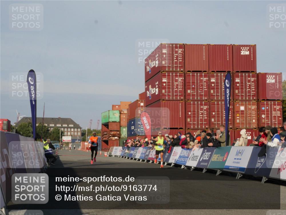 03.10.2025 - Köhlbrandbrückenlauf Matties Gatica Varas http://msf.ph/oto/9163774 03.10.2025 09:46:30 Ziel 3714, 3807 meine-sportfotos.de