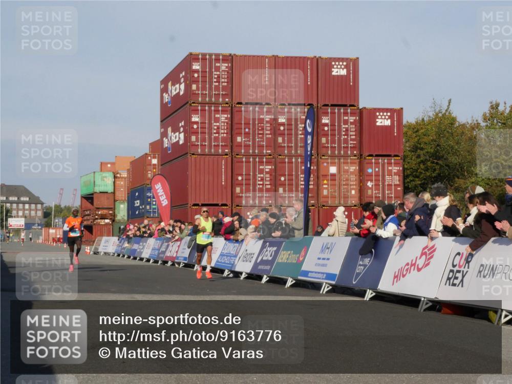 03.10.2025 - Köhlbrandbrückenlauf Matties Gatica Varas http://msf.ph/oto/9163776 03.10.2025 09:46:31 Ziel 3714, 3807 meine-sportfotos.de