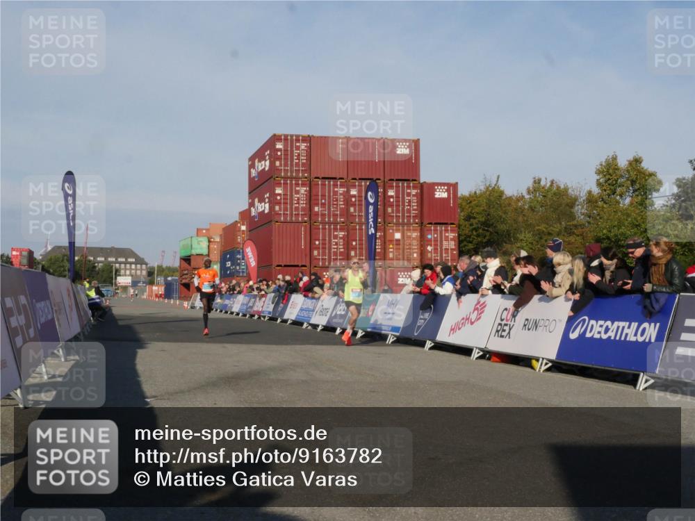 03.10.2025 - Köhlbrandbrückenlauf Matties Gatica Varas http://msf.ph/oto/9163782 03.10.2025 09:46:33 Ziel 3714, 3807 meine-sportfotos.de