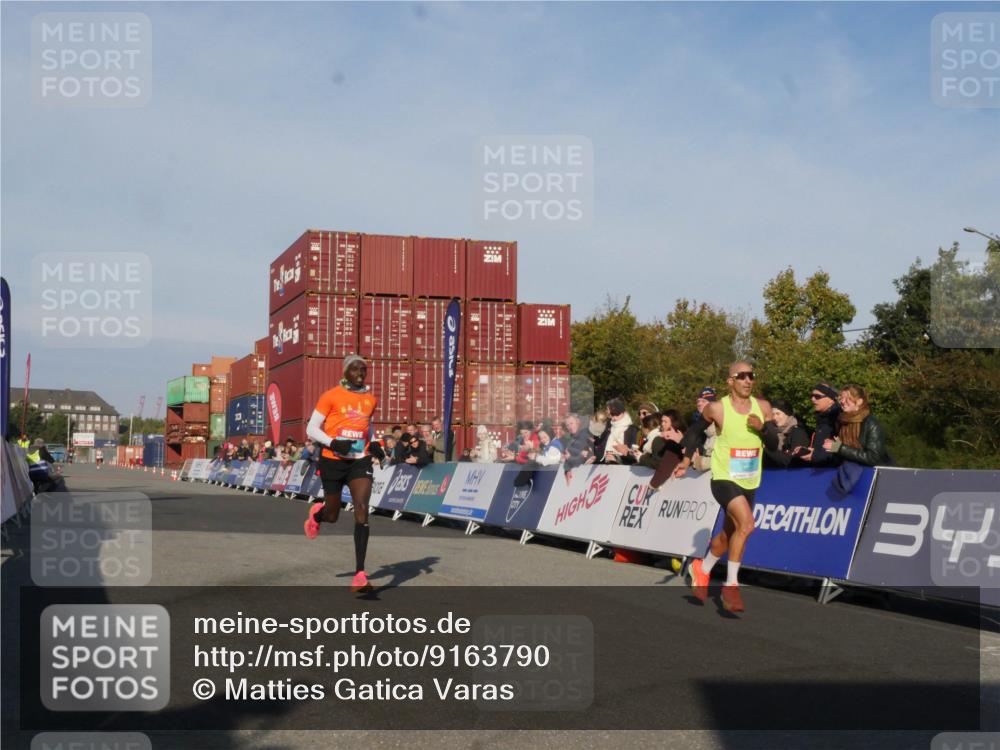 03.10.2025 - Köhlbrandbrückenlauf Matties Gatica Varas http://msf.ph/oto/9163790 03.10.2025 09:46:35 Ziel 3714, 3807 meine-sportfotos.de