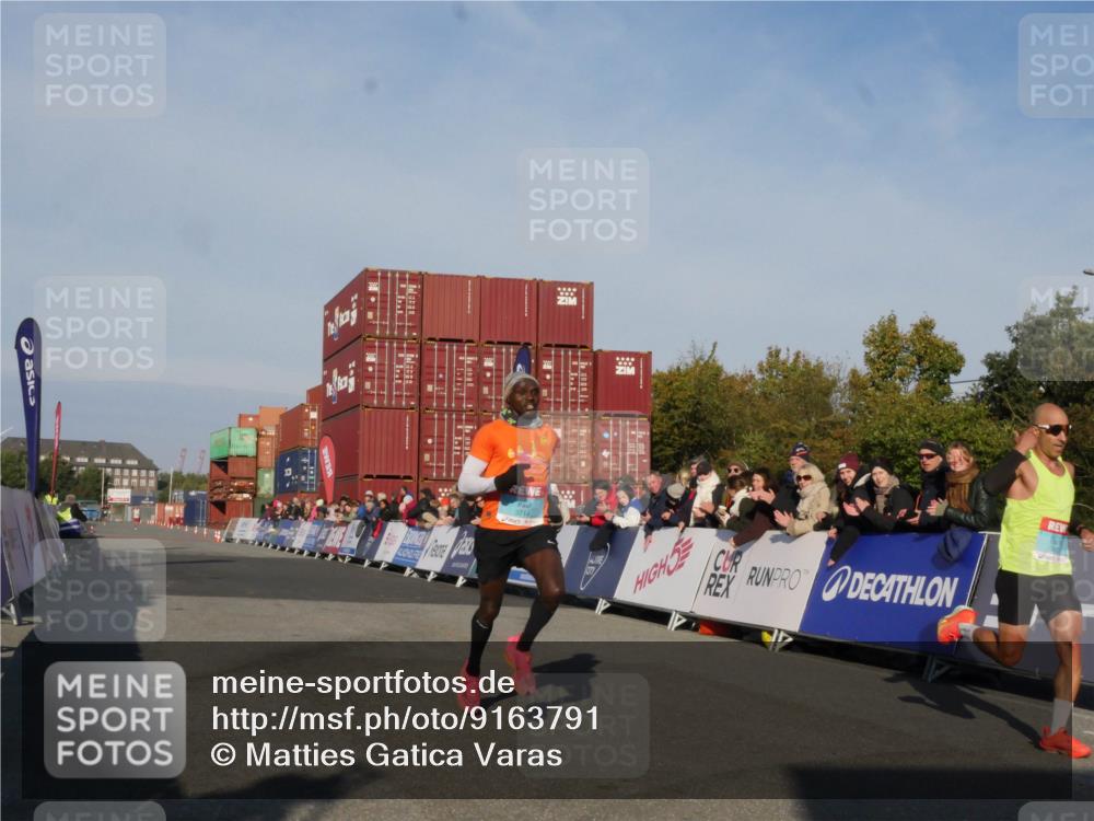 03.10.2025 - Köhlbrandbrückenlauf Matties Gatica Varas http://msf.ph/oto/9163791 03.10.2025 09:46:35 Ziel 3714, 3807 meine-sportfotos.de