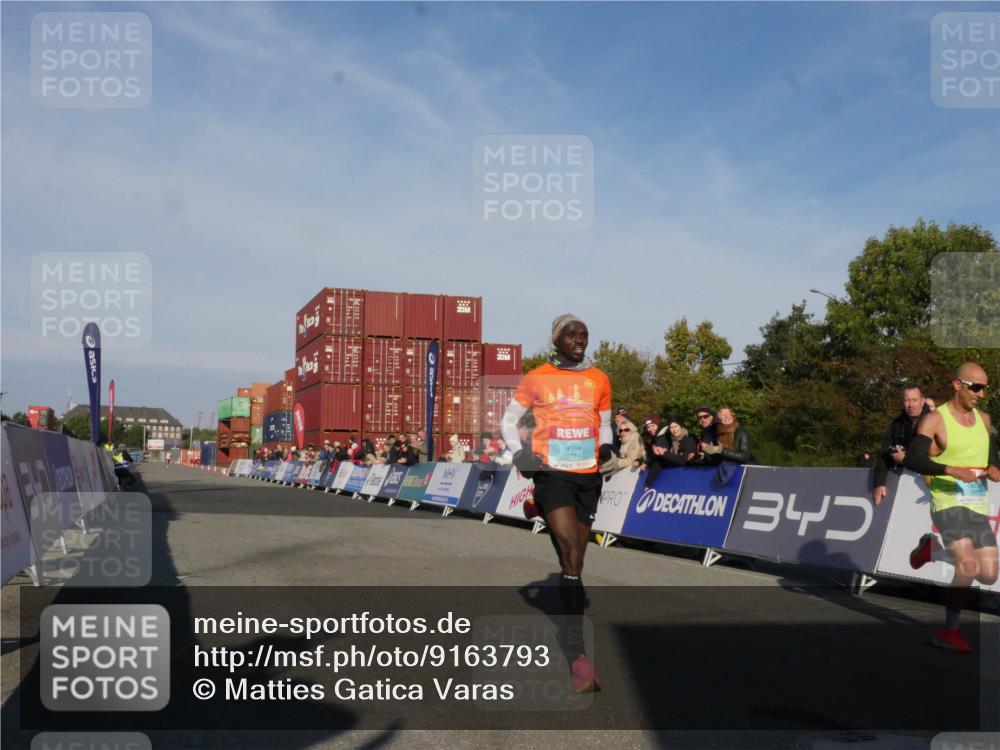 03.10.2025 - Köhlbrandbrückenlauf Matties Gatica Varas http://msf.ph/oto/9163793 03.10.2025 09:46:35 Ziel 3714, 3807 meine-sportfotos.de