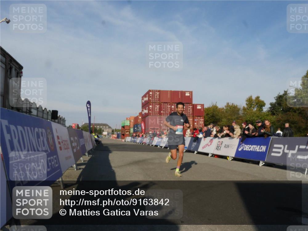 03.10.2025 - Köhlbrandbrückenlauf Matties Gatica Varas http://msf.ph/oto/9163842 03.10.2025 09:47:04 Ziel 3760 meine-sportfotos.de