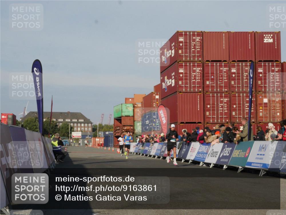 03.10.2025 - Köhlbrandbrückenlauf Matties Gatica Varas http://msf.ph/oto/9163861 03.10.2025 09:47:46 Ziel 1062, 3304, 3336 meine-sportfotos.de