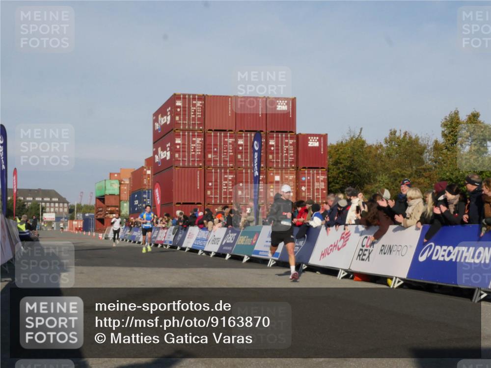 03.10.2025 - Köhlbrandbrückenlauf Matties Gatica Varas http://msf.ph/oto/9163870 03.10.2025 09:47:49 Ziel 1062, 3304, 3336 meine-sportfotos.de