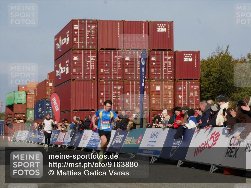 03.10.2025 - Köhlbrandbrückenlauf Matties Gatica Varas http://msf.ph/oto/9163880 03.10.2025 09:47:51 Ziel 1062, 3304, 3336 meine-sportfotos.de