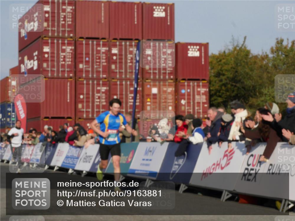 03.10.2025 - Köhlbrandbrückenlauf Matties Gatica Varas http://msf.ph/oto/9163881 03.10.2025 09:47:51 Ziel 1062, 3304, 3336 meine-sportfotos.de