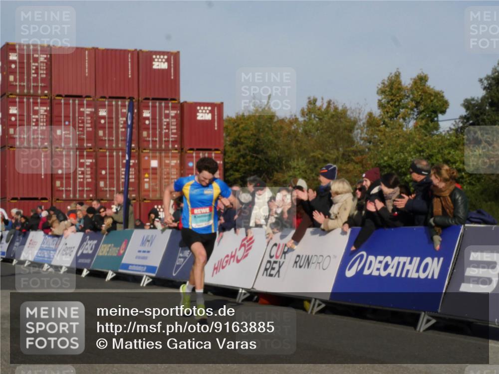 03.10.2025 - Köhlbrandbrückenlauf Matties Gatica Varas http://msf.ph/oto/9163885 03.10.2025 09:47:52 Ziel 1062, 3304, 3336 meine-sportfotos.de