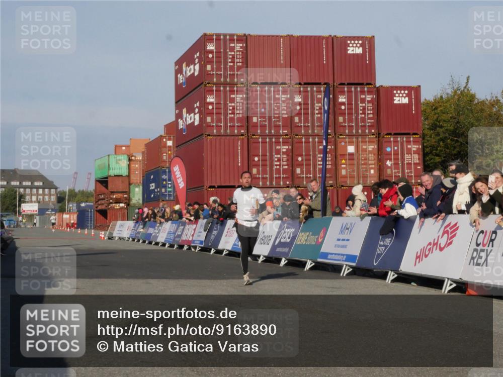 03.10.2025 - Köhlbrandbrückenlauf Matties Gatica Varas http://msf.ph/oto/9163890 03.10.2025 09:47:54 Ziel 3304, 3336 meine-sportfotos.de