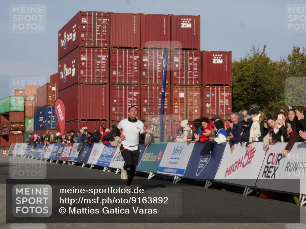03.10.2025 - Köhlbrandbrückenlauf Matties Gatica Varas http://msf.ph/oto/9163892 03.10.2025 09:47:54 Ziel 3304, 3336 meine-sportfotos.de