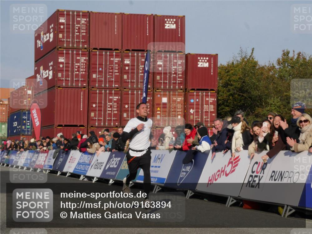 03.10.2025 - Köhlbrandbrückenlauf Matties Gatica Varas http://msf.ph/oto/9163894 03.10.2025 09:47:54 Ziel 3304, 3336 meine-sportfotos.de