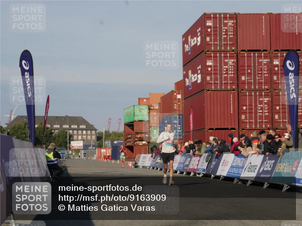 03.10.2025 - Köhlbrandbrückenlauf Matties Gatica Varas http://msf.ph/oto/9163909 03.10.2025 09:48:13 Ziel 3209 meine-sportfotos.de