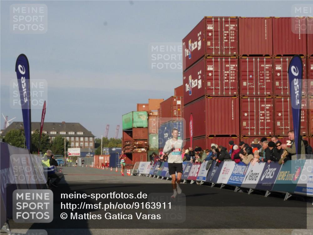 03.10.2025 - Köhlbrandbrückenlauf Matties Gatica Varas http://msf.ph/oto/9163911 03.10.2025 09:48:14 Ziel 3209 meine-sportfotos.de