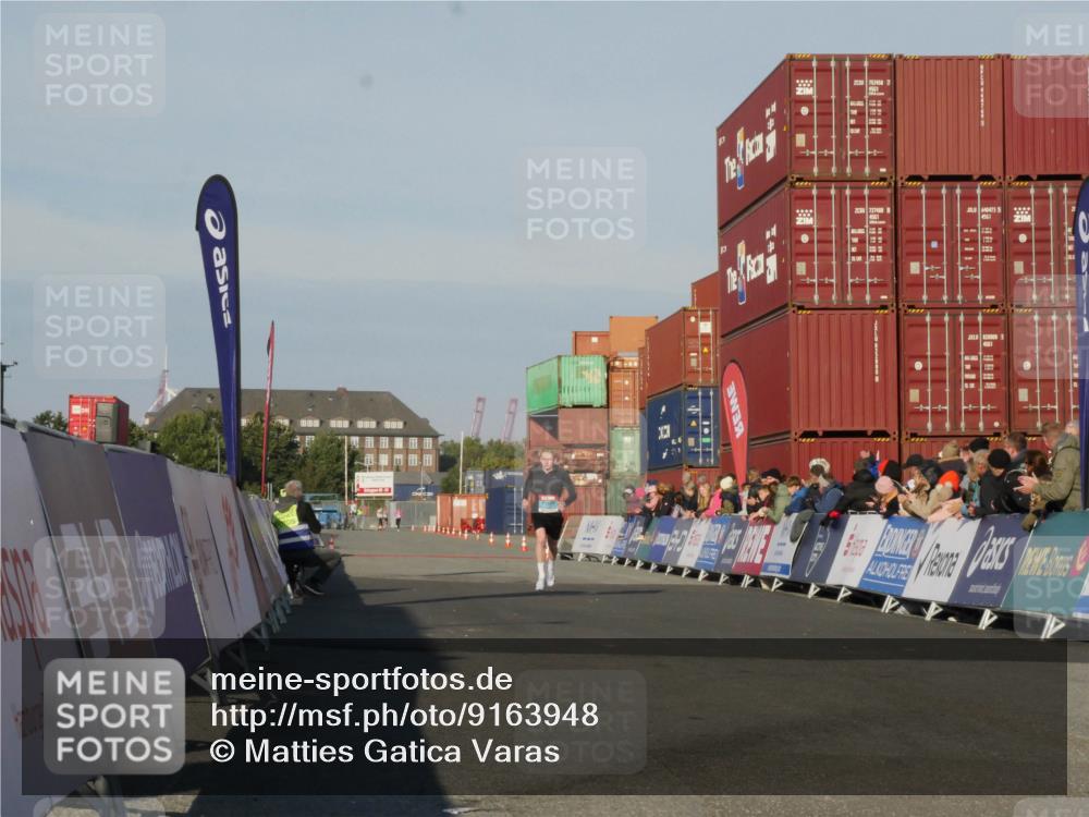 03.10.2025 - Köhlbrandbrückenlauf Matties Gatica Varas http://msf.ph/oto/9163948 03.10.2025 09:48:48 Ziel 3127 meine-sportfotos.de