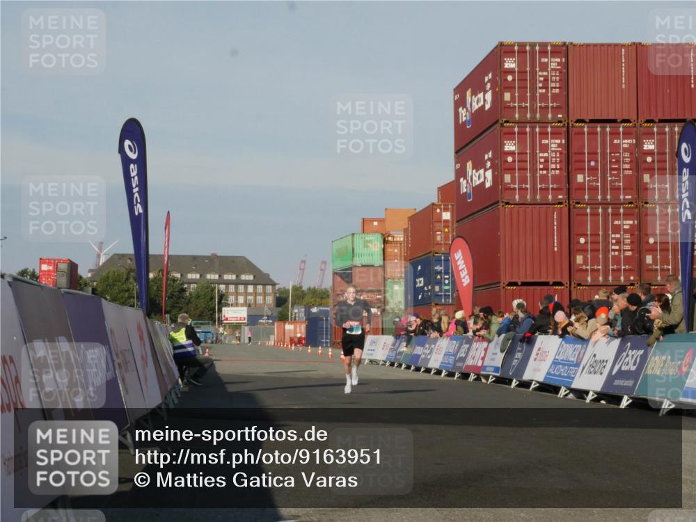 03.10.2025 - Köhlbrandbrückenlauf Matties Gatica Varas http://msf.ph/oto/9163951 03.10.2025 09:48:49 Ziel 3127 meine-sportfotos.de