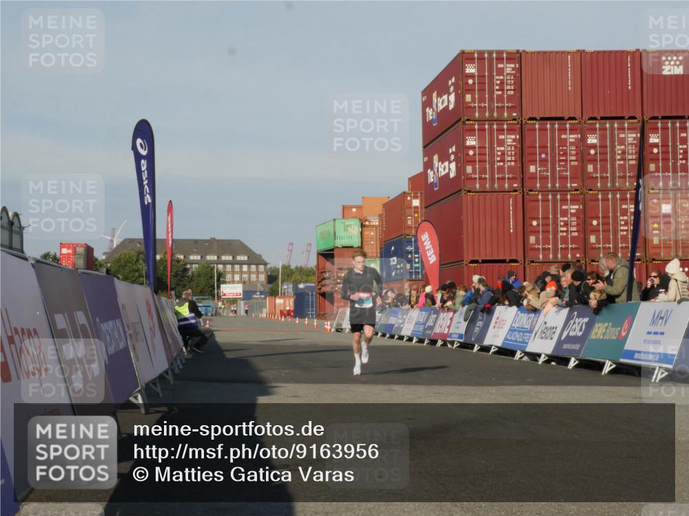 03.10.2025 - Köhlbrandbrückenlauf Matties Gatica Varas http://msf.ph/oto/9163956 03.10.2025 09:48:50 Ziel 3127 meine-sportfotos.de