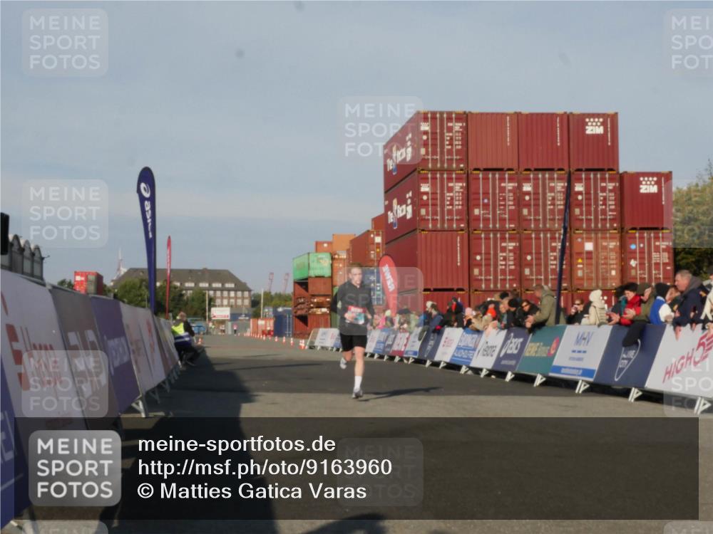 03.10.2025 - Köhlbrandbrückenlauf Matties Gatica Varas http://msf.ph/oto/9163960 03.10.2025 09:48:51 Ziel 3127 meine-sportfotos.de