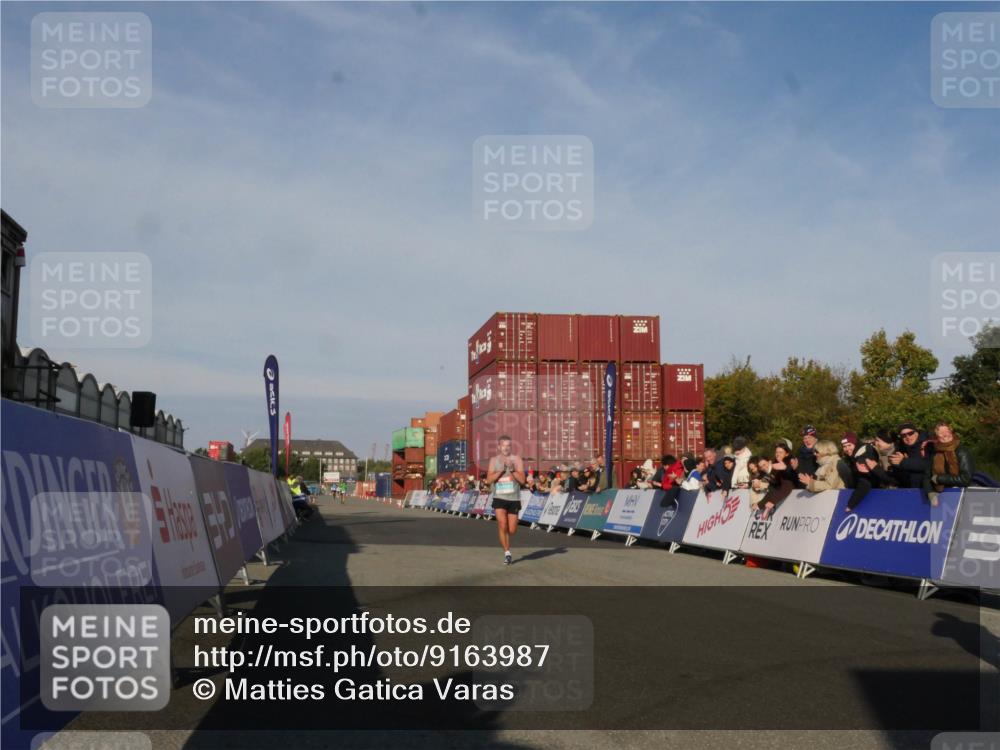 03.10.2025 - Köhlbrandbrückenlauf Matties Gatica Varas http://msf.ph/oto/9163987 03.10.2025 09:49:31 Ziel 1022, 3203 meine-sportfotos.de