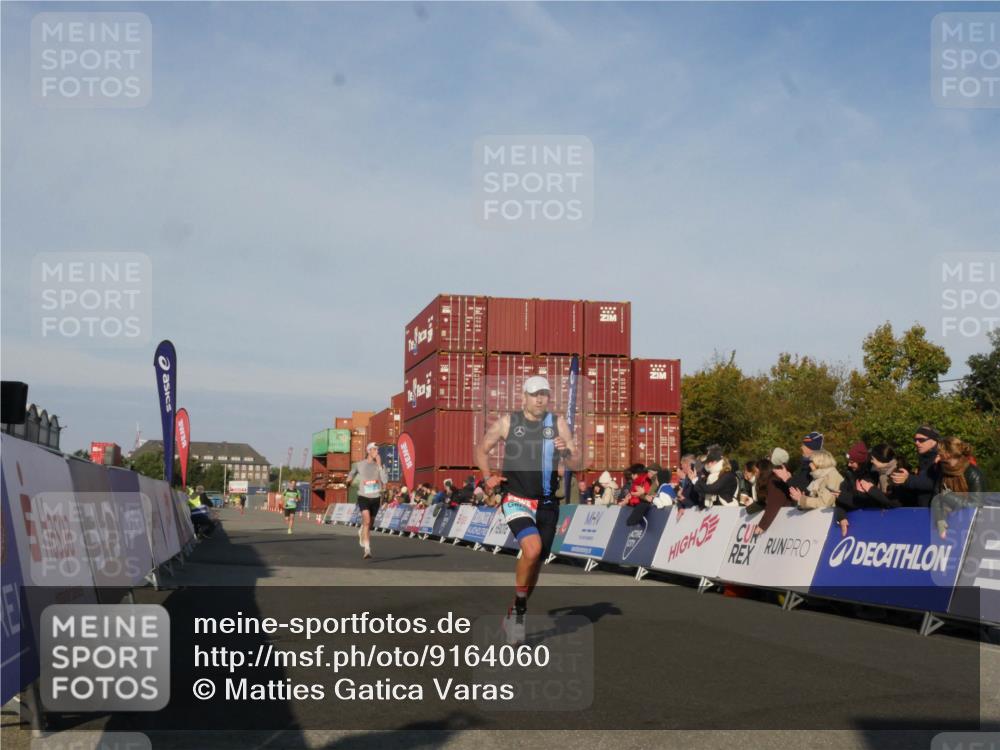 03.10.2025 - Köhlbrandbrückenlauf Matties Gatica Varas http://msf.ph/oto/9164060 03.10.2025 09:50:26 Ziel 1174, 2702, 3463 meine-sportfotos.de