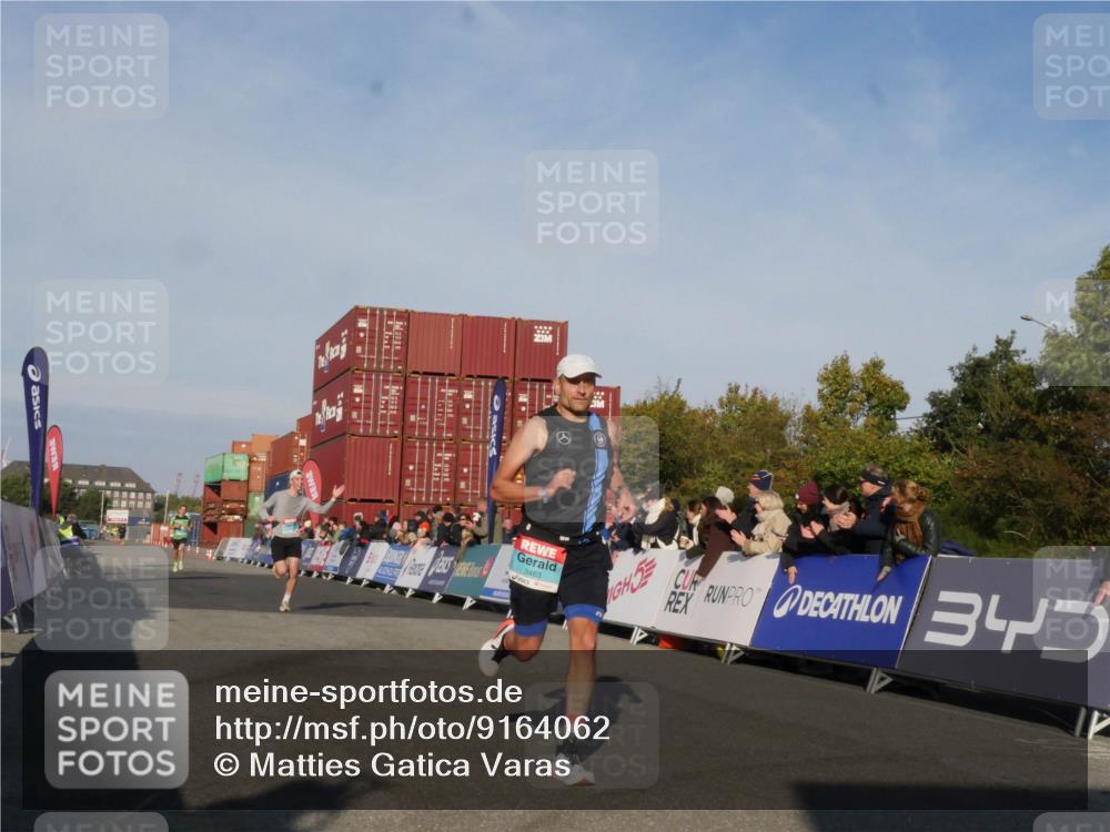 03.10.2025 - Köhlbrandbrückenlauf Matties Gatica Varas http://msf.ph/oto/9164062 03.10.2025 09:50:27 Ziel 1174, 2702, 3463 meine-sportfotos.de