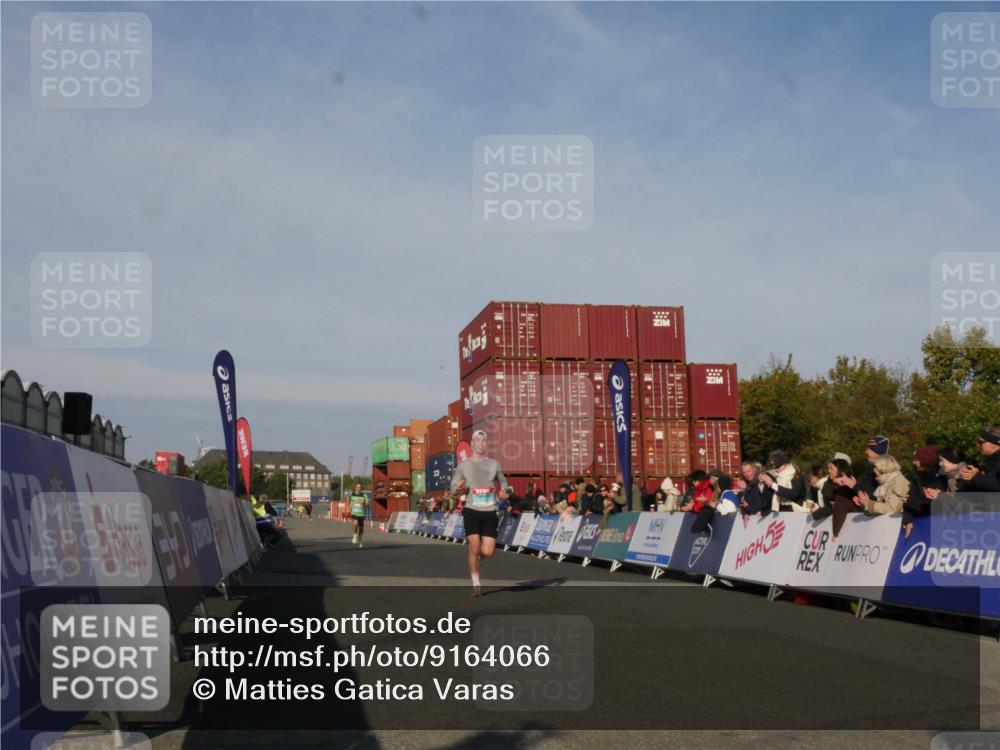 03.10.2025 - Köhlbrandbrückenlauf Matties Gatica Varas http://msf.ph/oto/9164066 03.10.2025 09:50:28 Ziel 1174, 2702, 3463 meine-sportfotos.de