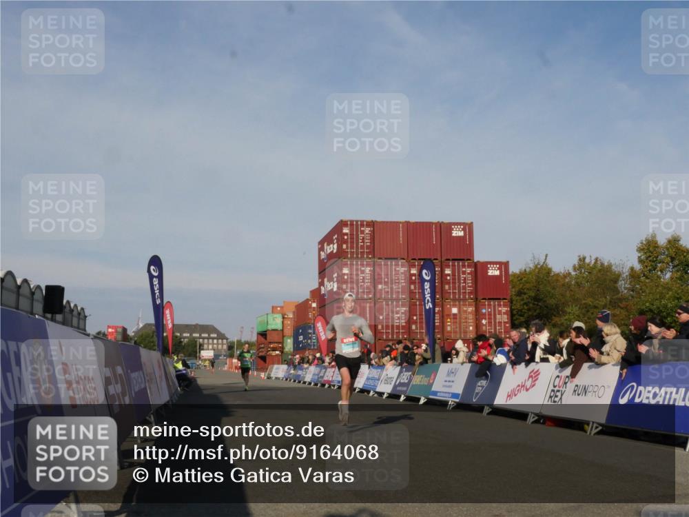03.10.2025 - Köhlbrandbrückenlauf Matties Gatica Varas http://msf.ph/oto/9164068 03.10.2025 09:50:28 Ziel 1174, 2702, 3463 meine-sportfotos.de