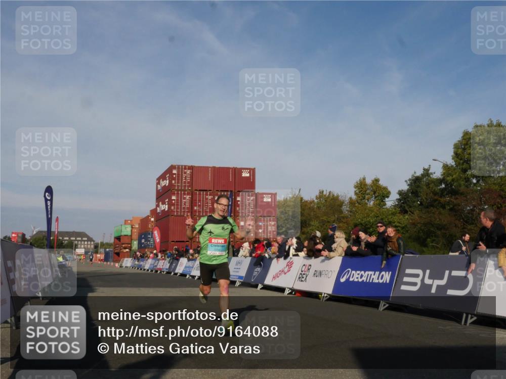 03.10.2025 - Köhlbrandbrückenlauf Matties Gatica Varas http://msf.ph/oto/9164088 03.10.2025 09:50:34 Ziel 2702 meine-sportfotos.de