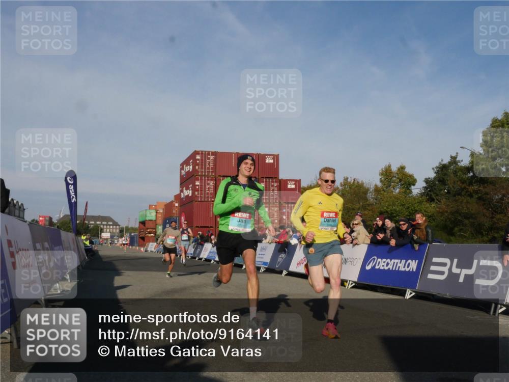 03.10.2025 - Köhlbrandbrückenlauf Matties Gatica Varas http://msf.ph/oto/9164141 03.10.2025 09:51:00 Ziel 1007, 1017, 1044, 2701 meine-sportfotos.de