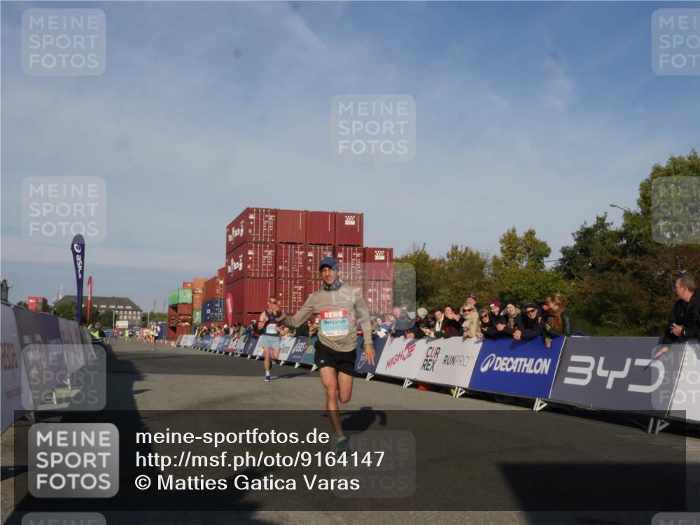 03.10.2025 - Köhlbrandbrückenlauf Matties Gatica Varas http://msf.ph/oto/9164147 03.10.2025 09:51:02 Ziel 1007, 1017, 1044, 2701, 3153 meine-sportfotos.de