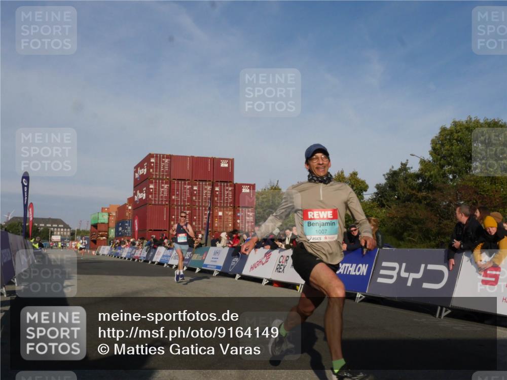 03.10.2025 - Köhlbrandbrückenlauf Matties Gatica Varas http://msf.ph/oto/9164149 03.10.2025 09:51:02 Ziel 1007, 1017, 1044, 2701, 3153 meine-sportfotos.de