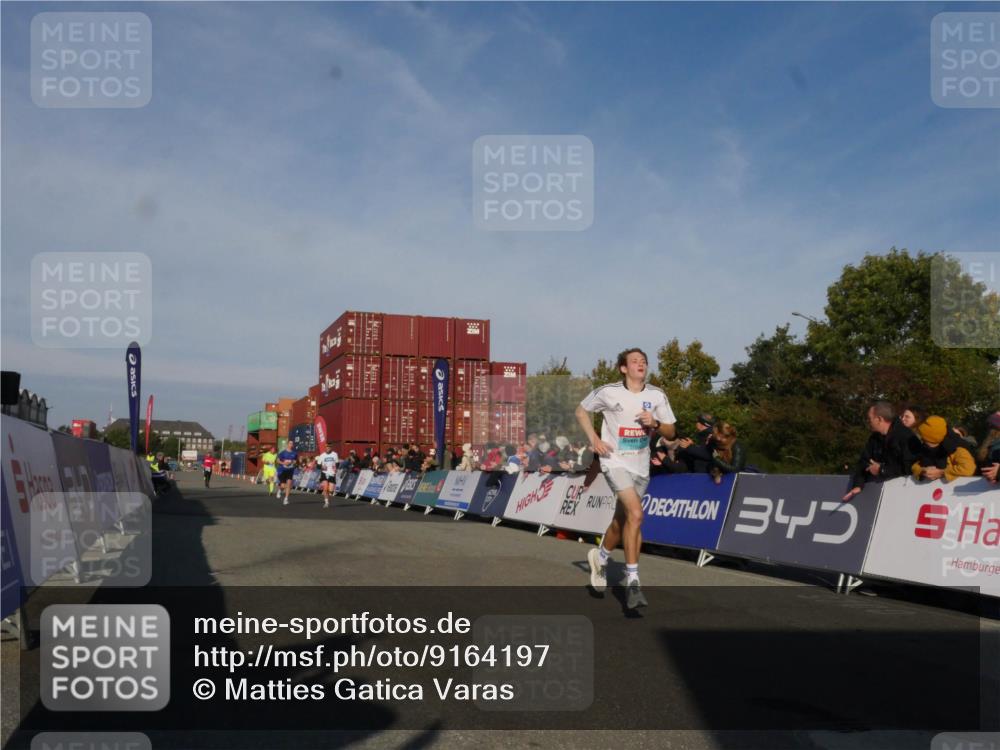 03.10.2025 - Köhlbrandbrückenlauf Matties Gatica Varas http://msf.ph/oto/9164197 03.10.2025 09:51:23 Ziel 1032, 3082, 3154, 3460, 3740 meine-sportfotos.de